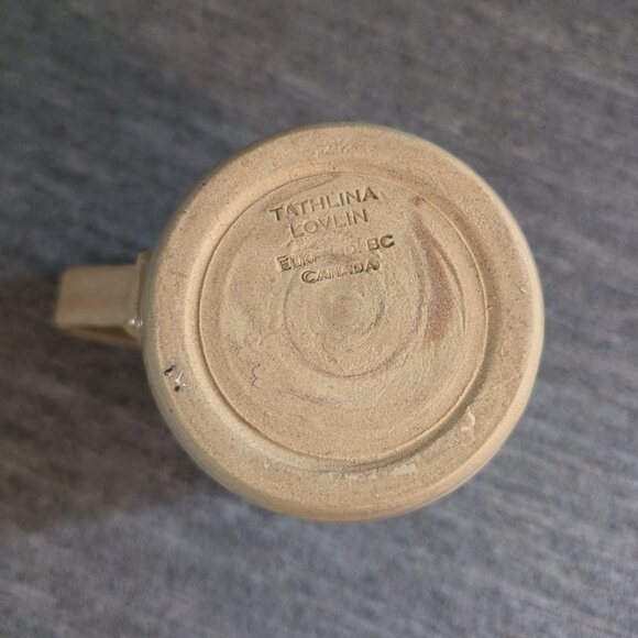 Handmade Beige Pottery Mug with Swirl Glaze, Signed "Tathlina Lovlin" - Picture 4 of 4